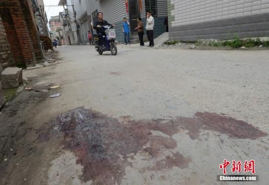 4月28日，福建省福州市閩侯縣發(fā)生一起惡性駕車撞人事件，圖為事發(fā)現(xiàn)場血跡斑斑。中新社發(fā) 劉可耕 攝