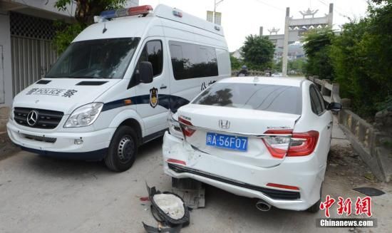  4月28日，福建省福州市閩侯縣發(fā)生一起惡性駕車撞人事件，圖為被撞車輛損毀嚴(yán)重。經(jīng)初查，該肇事男子叫林某新（漢族，37歲，福州長樂人），因婚姻問題，情緒失控，駕車從閩侯縣青口鎮(zhèn)往尚干鎮(zhèn)方向，沿奔馳大道行駛，連續(xù)撞人。中新社發(fā) 劉可耕 攝