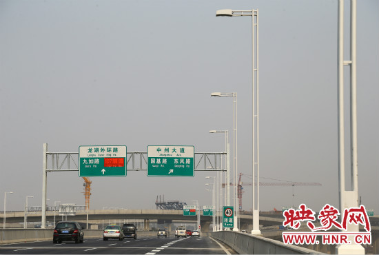 市民可通過(guò)北三環(huán)快速路高架橋直達(dá)東區(qū)。