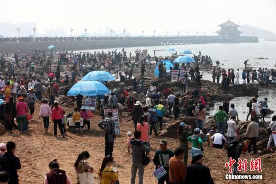 五一小長假扎堆出游景區(qū)爆棚 多地高速擁堵數(shù)公里 五一小長假扎堆出游景區(qū)爆棚 多地高速擁堵數(shù)公里