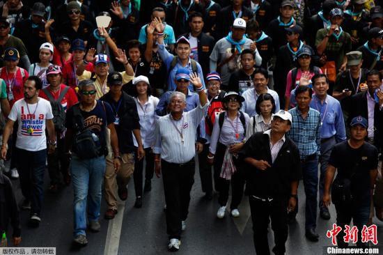 5月9日，泰國反政府示威者在素帖（中）的領(lǐng)導(dǎo)下在曼谷市中心游行。