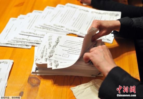 　　當(dāng)?shù)貢r(shí)間2014年5月11日，烏克蘭東部地區(qū)選舉工作人員開始公投計(jì)票工作。