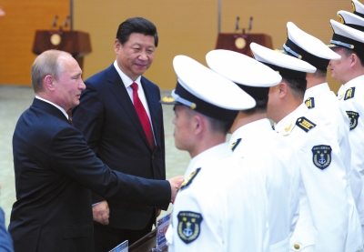 習(xí)近平與普京共同出席中俄聯(lián)合軍演開(kāi)幕式。