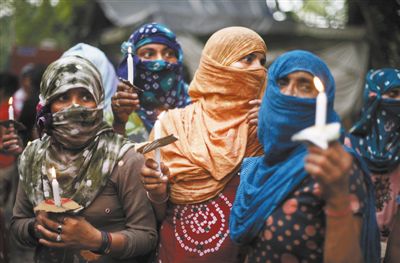 印度民眾舉行紀(jì)念儀式，悼念在強(qiáng)奸案中遇害的兩名少女。