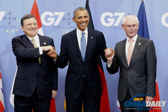 資料圖：6月4日，歐洲理事會(huì)主席范龍佩（右）和歐盟委員會(huì)主席巴羅佐（左）在會(huì)場(chǎng)門口歡迎前來與會(huì)的美國總統(tǒng)奧巴馬。由歐盟主持的七國集團(tuán)領(lǐng)導(dǎo)人會(huì)晤4日晚間在布魯塞爾開幕，烏克蘭問題成為本次峰會(huì)核心議題。（新華社發(fā) 歐盟理事會(huì)供圖）