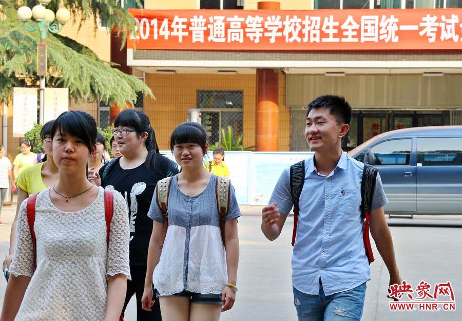 最后一門考試結(jié)束后，考生們一臉輕松的走出考場(chǎng)