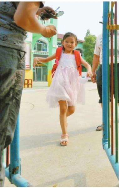 　　昨日，潛江市浩口鎮(zhèn)第三小學(xué)已被戒嚴，下午幼兒園學(xué)生放學(xué)時，一些家長前來接孩子