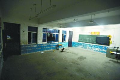 　　昨晚10時，事發(fā)教室里的書桌幾乎被搬空，一個損壞的書桌倒在地上