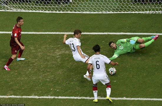 穆勒門前撿漏完成帽子戲法 穆勒門前撿漏完成帽子戲法