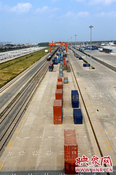 深處中原腹地的鄭州卻提出了一個(gè)響亮的口號(hào)，要打造成為中西部地區(qū)對(duì)外貿(mào)易的“無(wú)水港”。