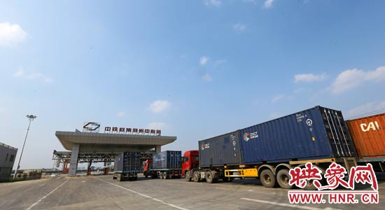 一頭連著生產(chǎn)，一頭牽著消費(fèi)，現(xiàn)代物流業(yè)成為經(jīng)濟(jì)運(yùn)行的血脈。