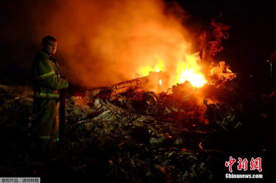 圖為馬航波音777客機(jī)在頓涅茨克地區(qū)墜毀的現(xiàn)場(chǎng)。