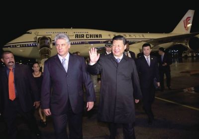 21日晚,習(xí)近平乘坐的專機(jī)抵達(dá)哈瓦那何塞·馬蒂國(guó)際機(jī)場(chǎng)。古巴國(guó)務(wù)委員會(huì)第一副主席兼部長(zhǎng)會(huì)議第一副主席
