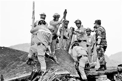 救援隊員搜救現(xiàn)場 供圖/新華 救援隊員搜救現(xiàn)場 供圖/新華