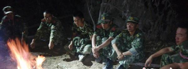 8月5日晚，受困官兵等待天亮以后的救援。