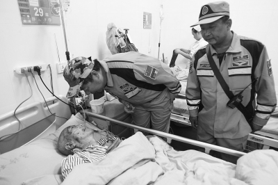 緊張的救援間隙，中國緊急救援河南基地的隊員還探望了被救的84歲老人。