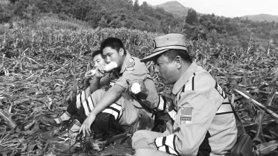 饑餓難忍，中國緊急救援河南基地的救援隊員在已毀的玉米地里撿拾生玉米吃。