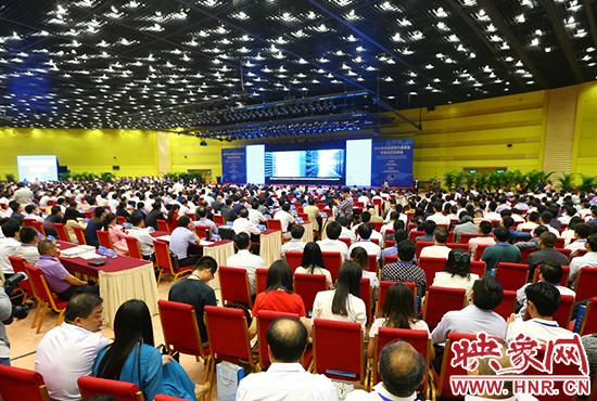 河南現代服務業(yè)洽談會簽約儀式