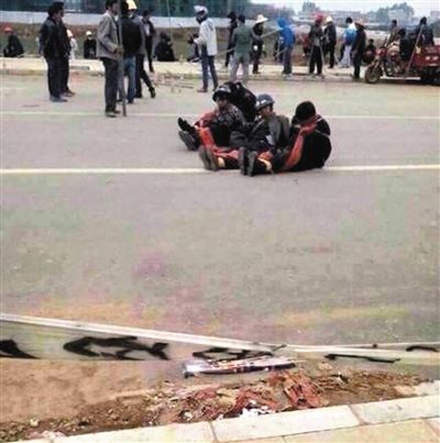 14日，沖突現(xiàn)場(chǎng)，幾名頭戴鋼盔的人被捆綁著。圖/東方IC