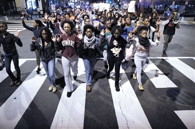 　24日，美國華盛頓，民眾在白宮前參加示威，抗議不起訴槍殺黑人青年的白人警察。