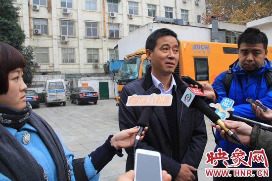 鄭州城市管理局行政執(zhí)法監(jiān)察支隊二大隊副大隊長杜陸水就“河南省人民會堂違法戶外廣告”一事，接受媒體采訪