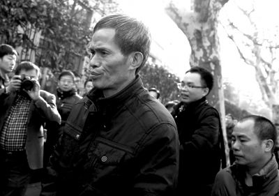 被告人林森浩的父親林尊耀準(zhǔn)備進(jìn)入法院。