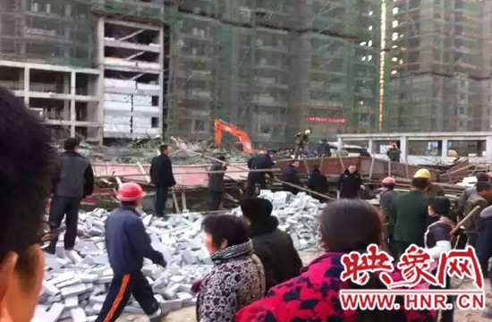 圖為事故現(xiàn)場情況，當(dāng)?shù)厝罕姽﹫D。