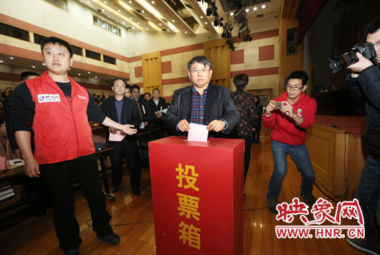 省委宣傳部副部長、省新聞出版廣電局局長朱夏炎現(xiàn)場投票