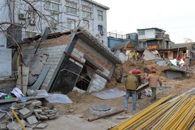 坍塌事故發(fā)生后，房屋傾倒在地面上。記者 徐曉帆/攝