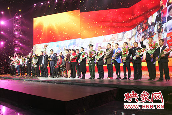 10位獲獎(jiǎng)?wù)吆?個(gè)愛(ài)心集體合影。