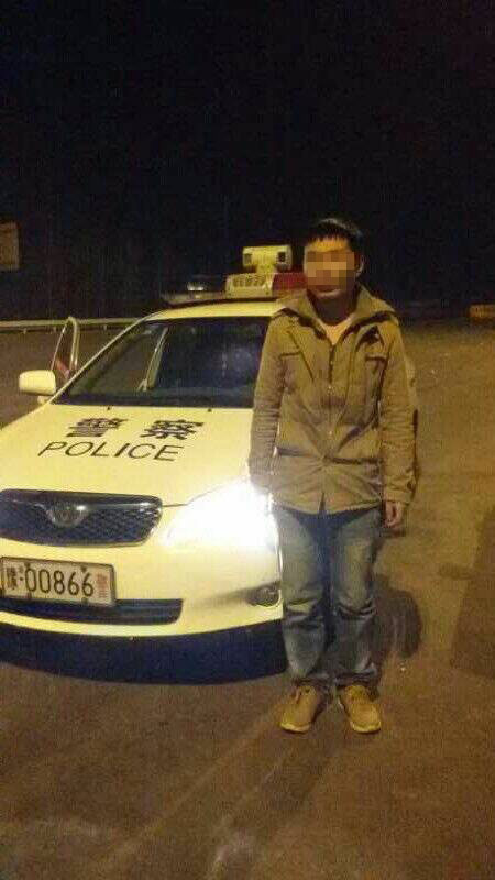 男子被父親拋棄后，在高速交警的幫助下才得以回家。