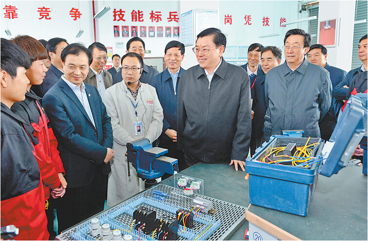 4月14日上午，中共中央政治局常委、全國人大常委會委員長張德江在許昌技術(shù)經(jīng)濟學(xué)校與血神們親切交談。