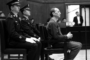 昨天，北京市二中院公開(kāi)審理了劉軍誼受賄案，現(xiàn)場(chǎng)有上百人參加旁聽(tīng)。首席攝影記者 吳寧/攝