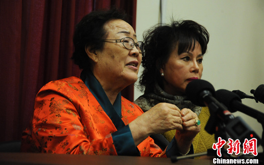 圖為慰安婦受害者李容洙（Lee Yong Soo。圖左）發(fā)表講話，要求安倍正式道歉。