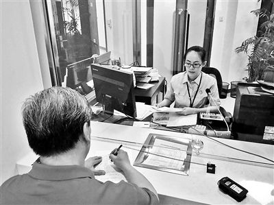 昨天，第一位行政案件立案者冀先生在立案大廳窗口前立案