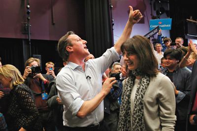 4日，英國巴斯，卡梅倫和妻子薩曼莎到一所女子學(xué)校助選。英國大選前夕，主要政黨的領(lǐng)袖們紛紛派妻子去拉選票。