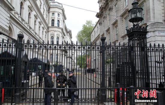 5月7日，英國舉行大選，英國首相府所在地唐寧街10號加強(qiáng)安保。民調(diào)顯示，英國兩大政黨保守黨和工黨的支持率不相上下，此次大選被稱為英國近40年來最難預(yù)測結(jié)果的一次大選。<a target='_blank' ><p  align=