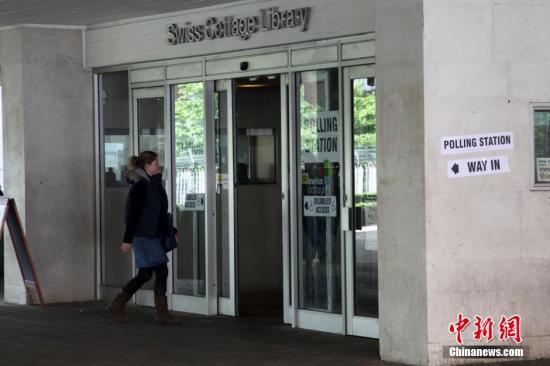 月7日，英國舉行大選，650個選區(qū)的選民前往投票站，選出代表各自選區(qū)的國會議員，贏得全國超過半數(shù)選區(qū)議席(即超過325個席位)的政黨，則獲得執(zhí)政權(quán)。圖為一名選民進(jìn)入投票站投票。<a target='_blank' ><p  align=