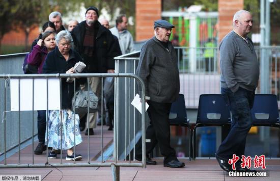 2015年英國大選投票已經(jīng)于當(dāng)?shù)貢r間5月7日早7點(diǎn)(北京時間7日下午14時)開始。選民將在首相卡梅倫領(lǐng)導(dǎo)的保守黨、米利班德領(lǐng)導(dǎo)的工黨及其他一些小黨中做出抉擇，投票結(jié)果將于8日出爐。