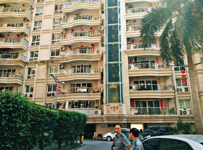 泉州鬧市區(qū)刺桐路上一小區(qū)。5月5日凌晨，泉州安監(jiān)局調(diào)研員謝清平在7號樓自殺。