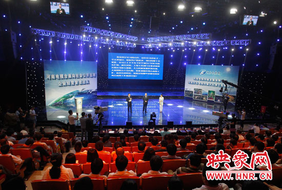 16日上午，河南電視臺1500平米演播廳內(nèi)座無虛席。