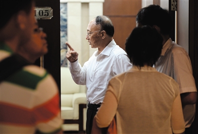 劉鵬局長走出會場。昨日的足球改革發(fā)展工作會議上，國家體育總局為中國足球“開了一扇門”。新京報記者 吳江 攝