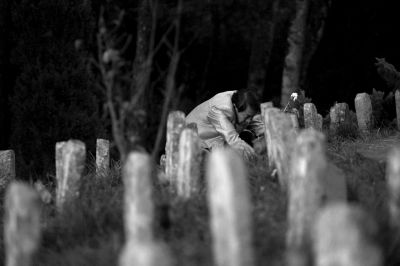 11月5日，祭奠者在騰沖遠(yuǎn)征軍國(guó)殤墓園獻(xiàn)花。京華時(shí)報(bào)記者 潘之望 攝