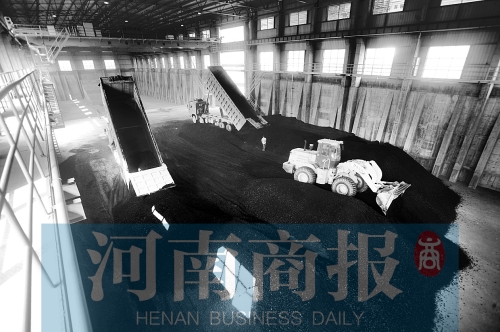 大量煤炭運往南區(qū)供熱站，為今冬供暖做準備 河南商報記者 鄧萬里/攝