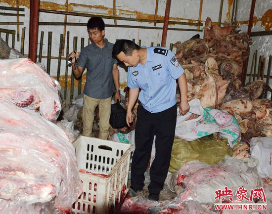 西平警方保衛(wèi)餐桌安全開(kāi)展地毯式大排查大行動(dòng) 西平警方保衛(wèi)餐桌安全開(kāi)展地毯式大排查大行動(dòng)