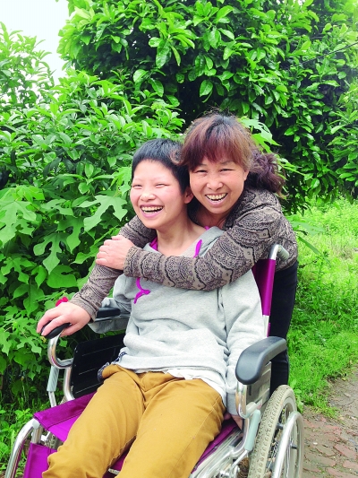 黃揚和母親許秀梅在陽光下好開心。（黃珊攝）