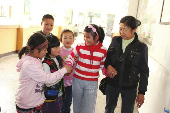 宜賓現(xiàn)隔代母愛:外婆苦守4月喚醒外孫女(圖) 宜賓現(xiàn)隔代母愛:外婆苦守4月喚醒外孫女(圖)