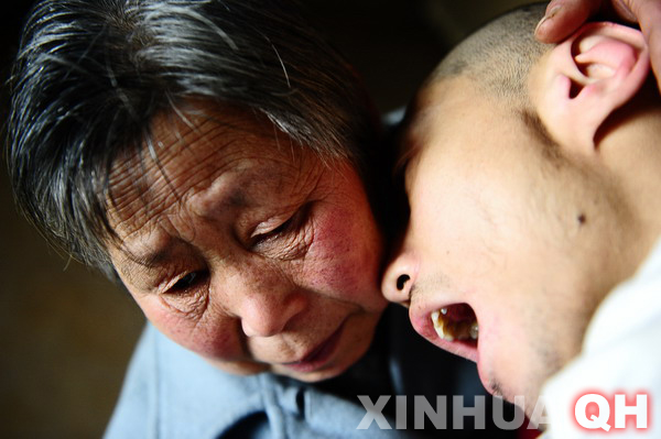 3月29日，母親邵秀景（左）同楊林在一起。