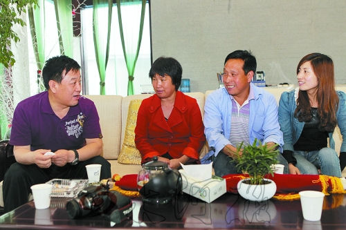 網(wǎng)友“奇石頑童”與牛松玲、郭新成夫婦