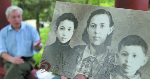 　前晚，花甲老人黎遠(yuǎn)康特意給遠(yuǎn)在哈薩克斯坦的老媽送上了母親節(jié)祝福